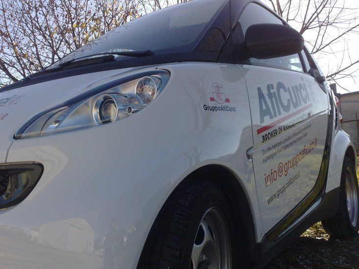 Dettaglio di car wrapping su auto