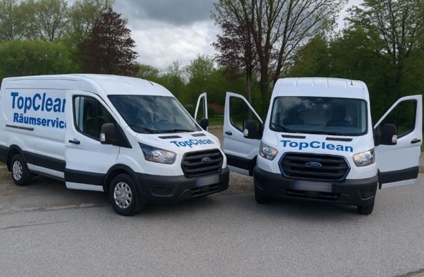 Weisse Transporter nach einer Entrümpelung Pforzheim mit dem Logo TopClean.