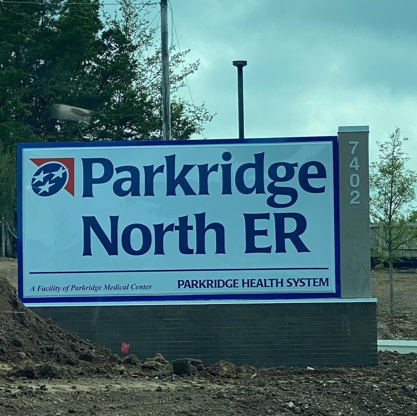 A sign for parkridge north er is sitting in the dirt