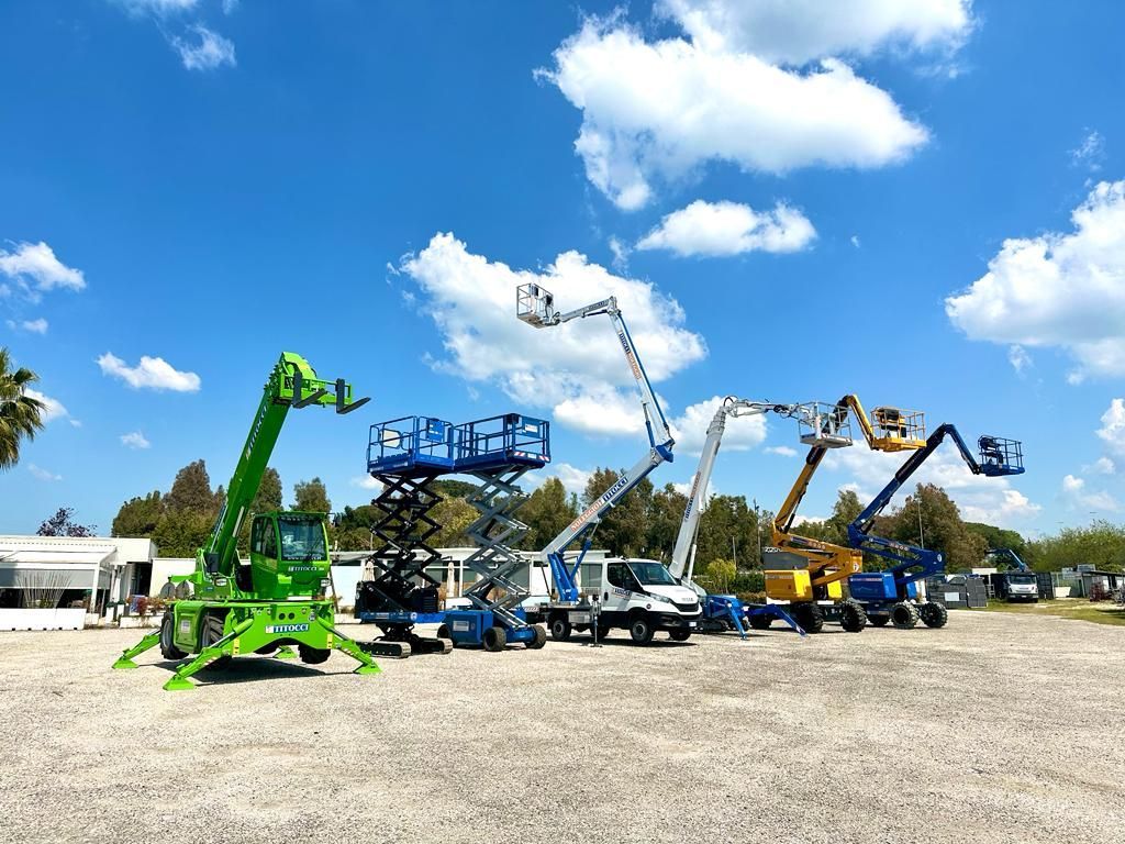 Una sposa e uno sposo stanno scendendo da un'auto.