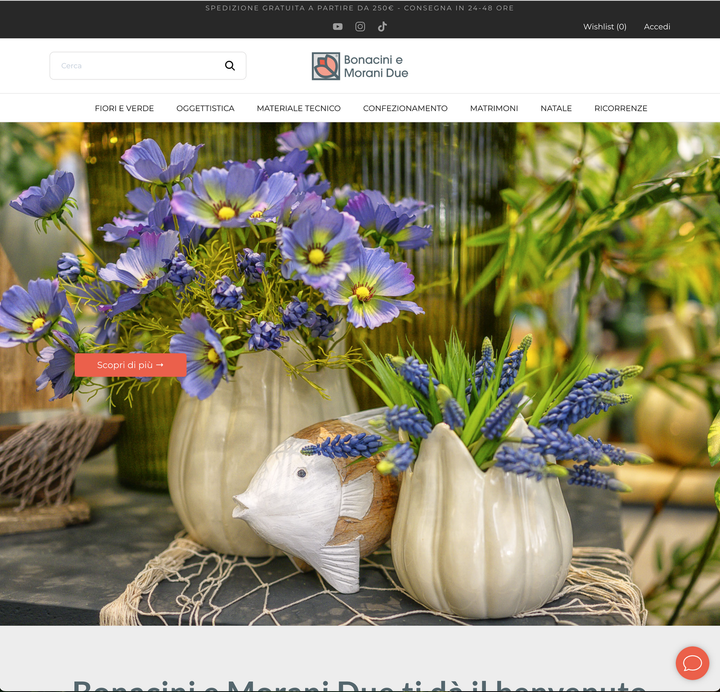 Uno screenshot di un sito web con fiori viola in vasi