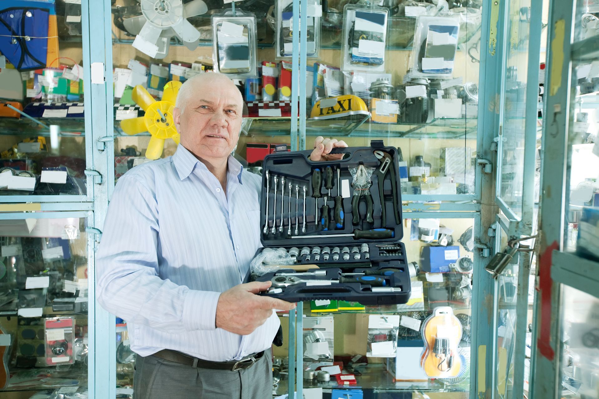 Mature man buys automotive tool set in auto parts store | Buy auto parts in Port Hadlock-Irondale, W