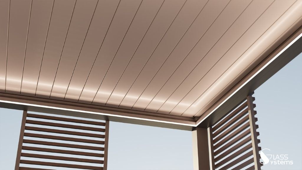 Plafond à claire-voie et panneaux latéraux assortis d'une pergola moderne se détachant sur un ciel dégagé.