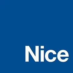 Texte blanc « Nice » sur fond bleu.