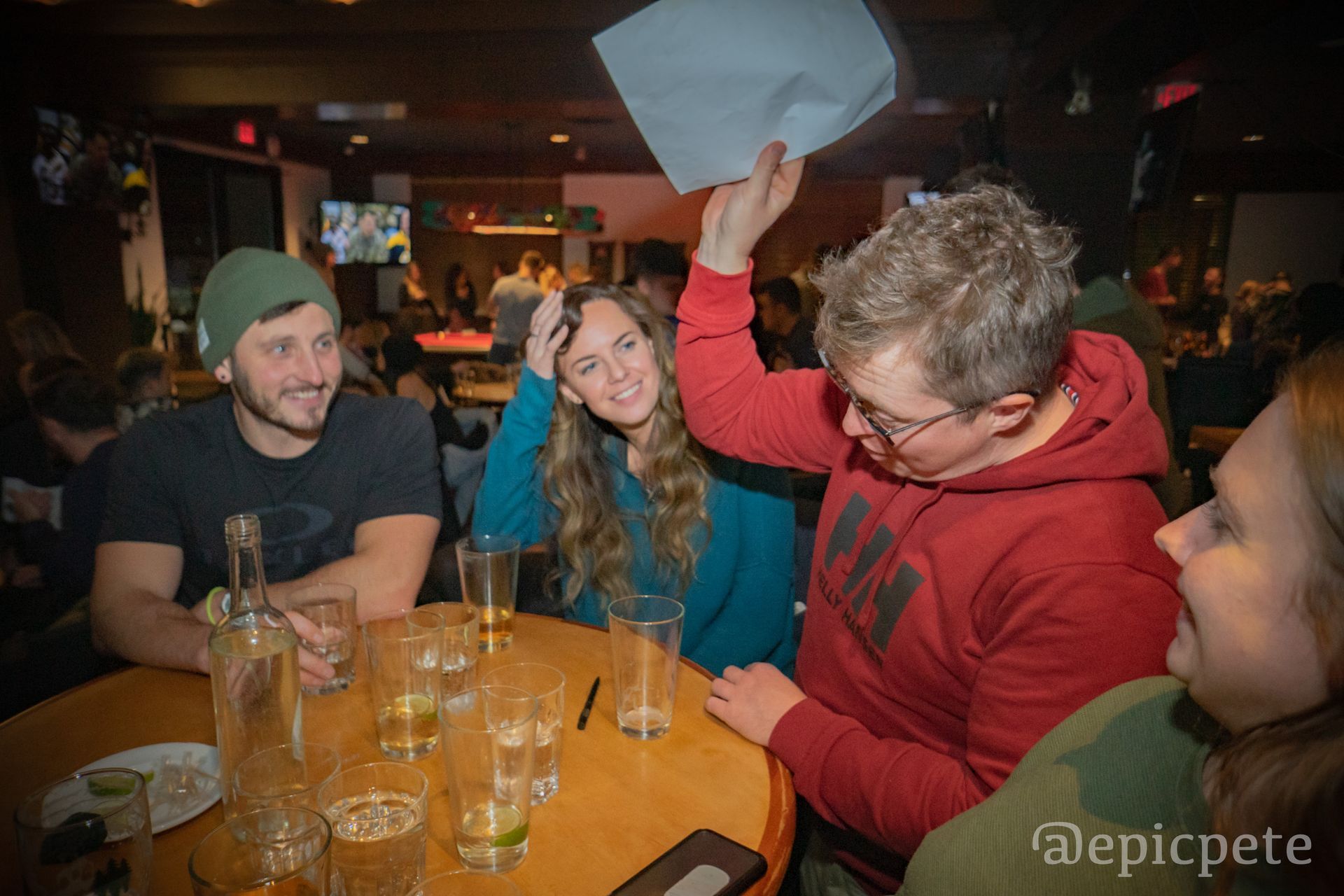 A group of people are sitting at a table in a restaurant.