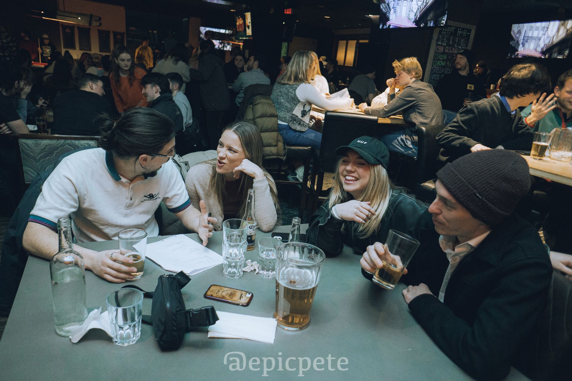 A group of people are sitting at a table in a restaurant.