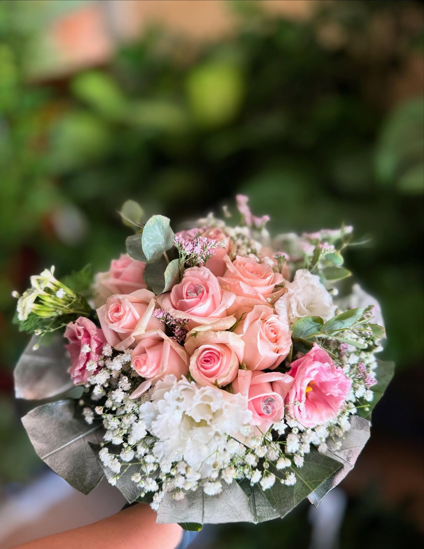 Bouquet di rose rosa con gypsophila bianca e verde.