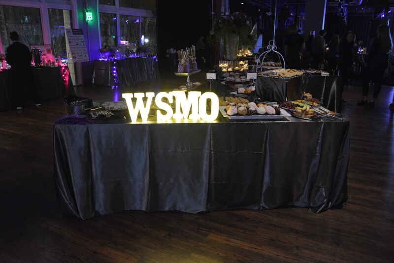 A table with a sign that says wsmd on it