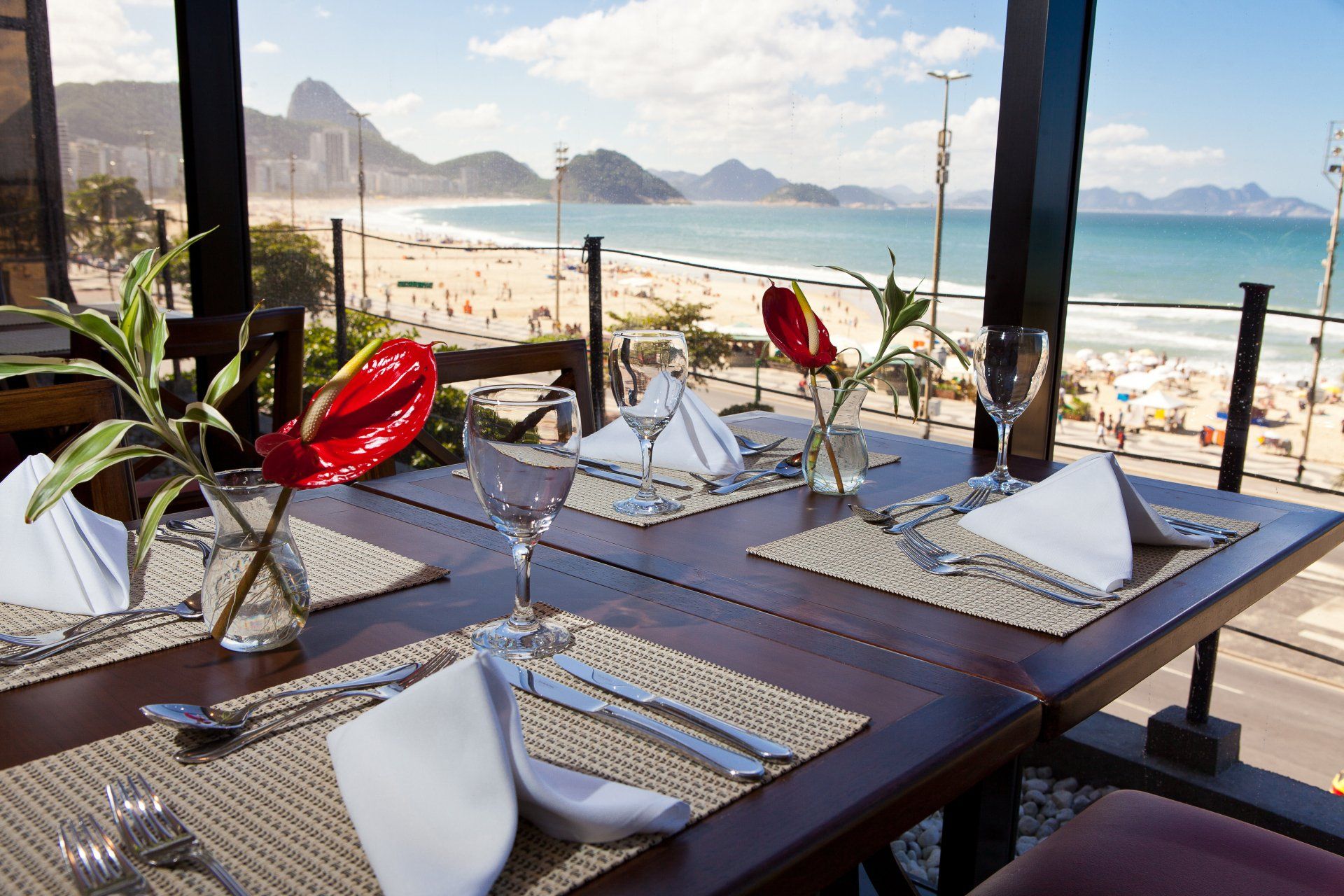 Uma mesa posta para uma refeição com vista para o oceano