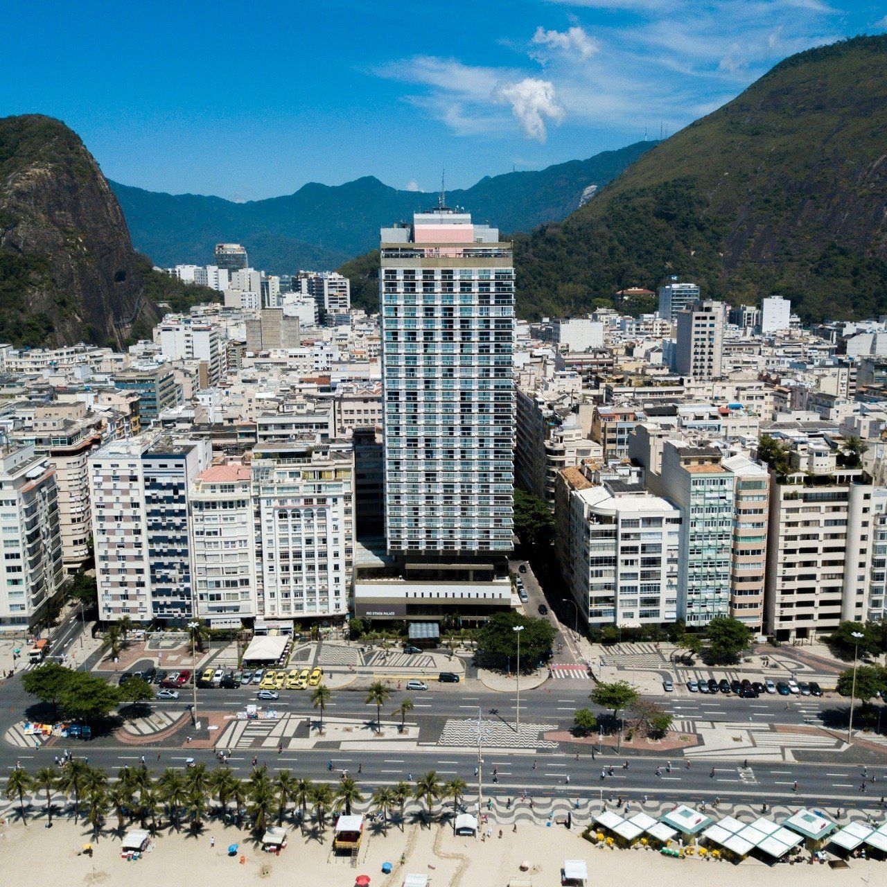 Uma vista aérea de uma cidade com montanhas ao fundo
