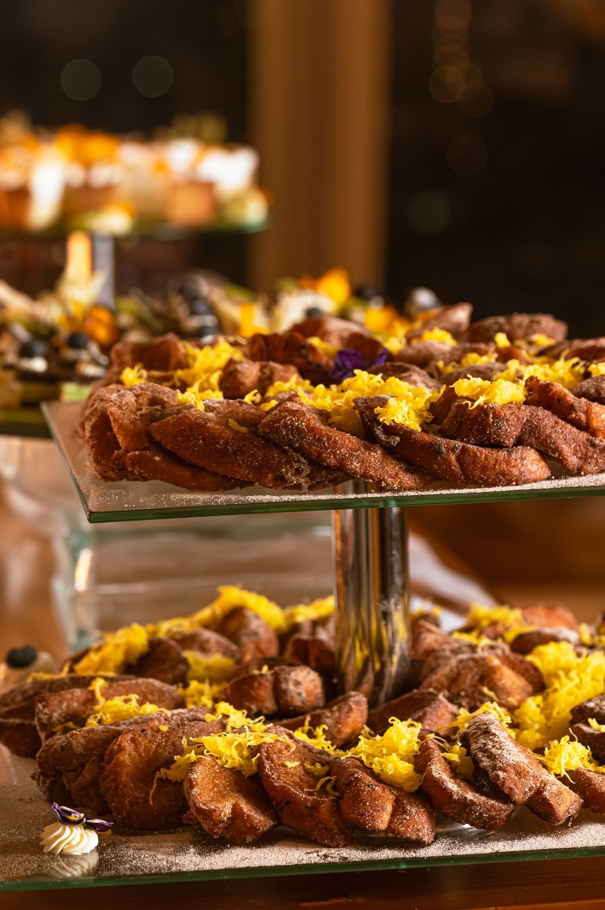 Uma sala grande com fileiras de cadeiras vermelhas e uma tela de projetor.