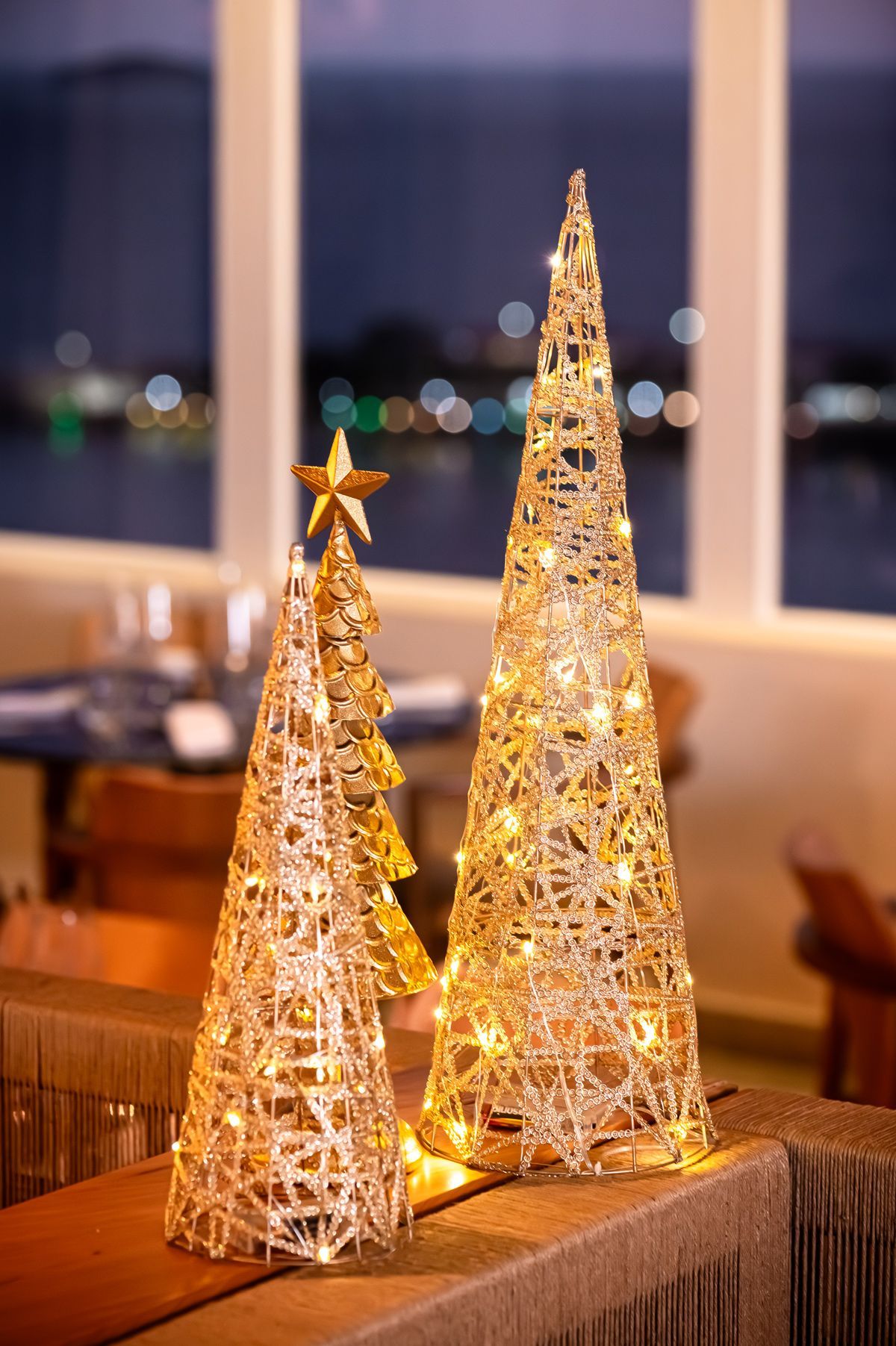 Uma mulher sorri enquanto recebe uma massagem em um spa