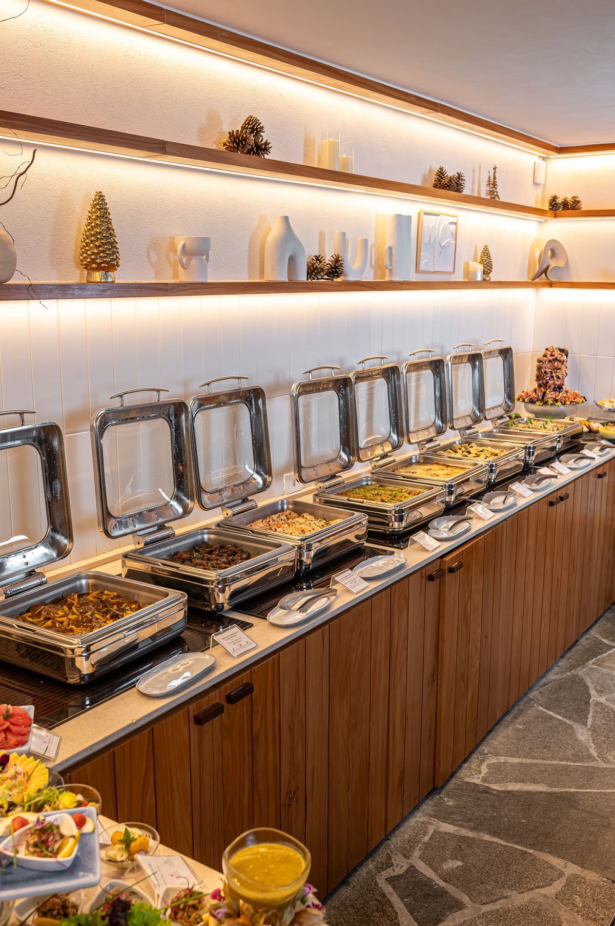 Uma pessoa está segurando um pote de pó na mão.