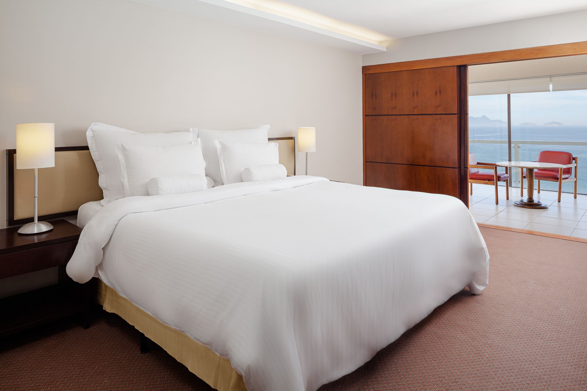 Um quarto de hotel com uma cama king size e piso de madeira