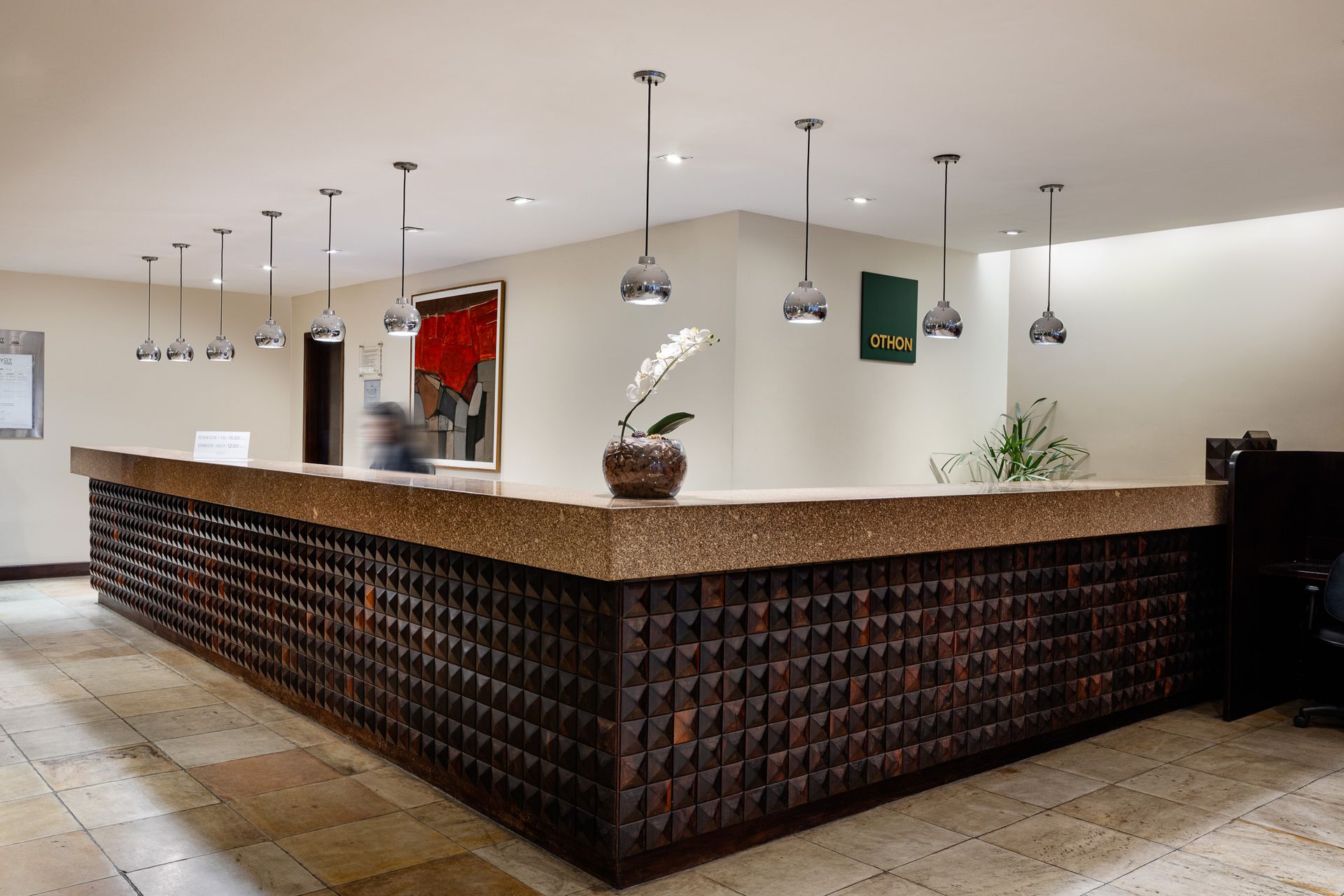 Uma sala de estar com sofás vermelhos e uma mesa de centro