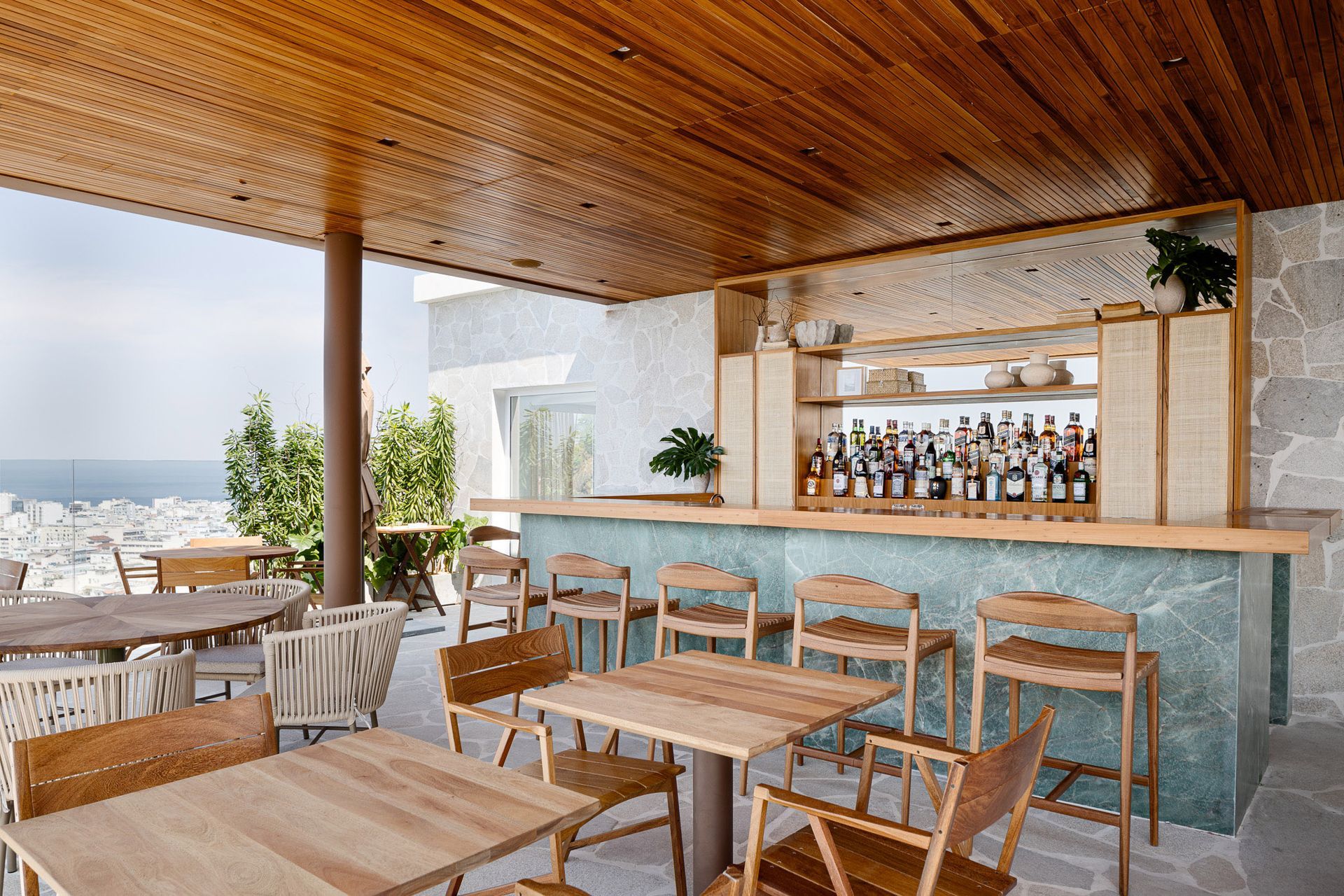 Um restaurante com mesas e cadeiras e um bar.