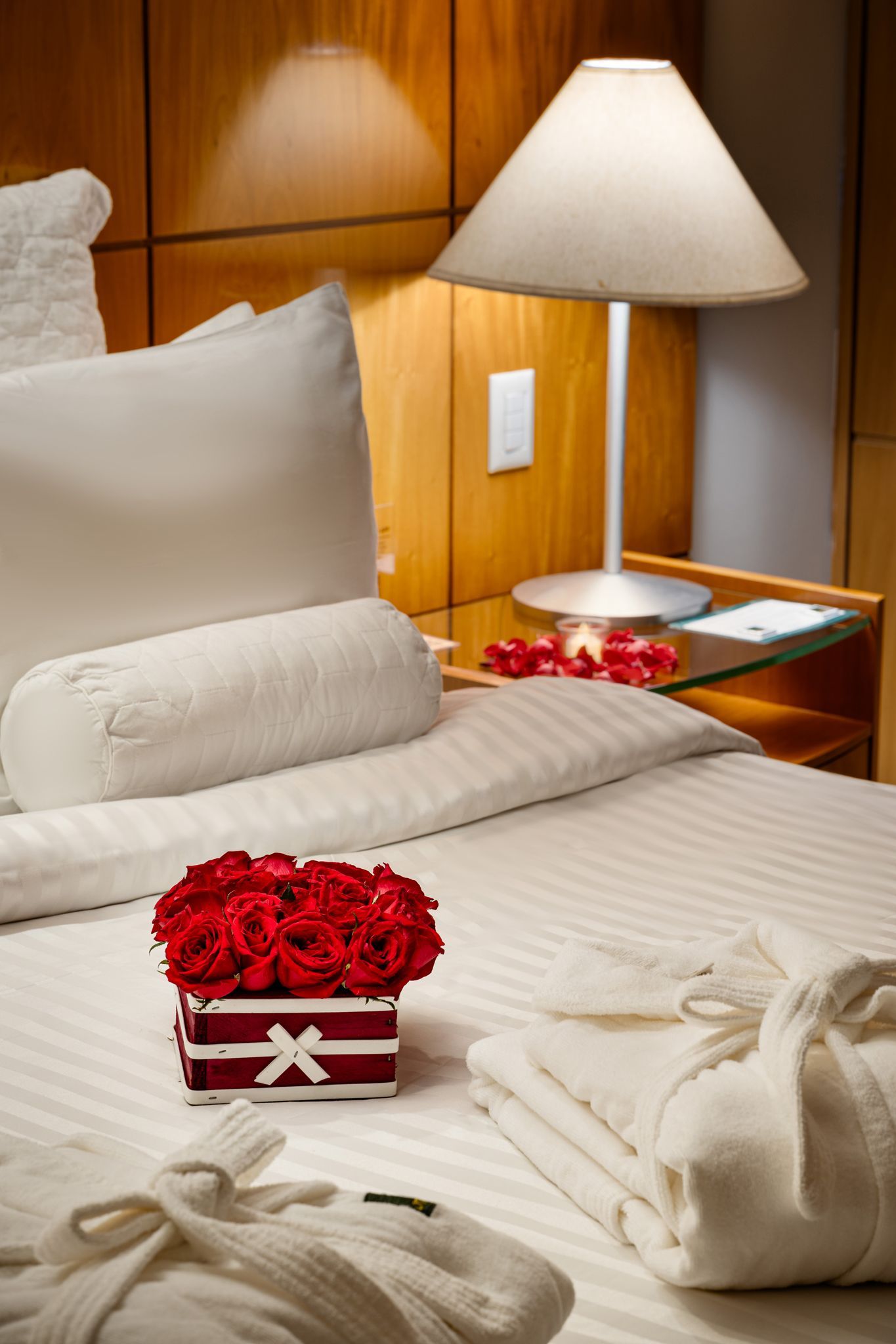 Uma banheira cheia de espuma e pétalas de rosa