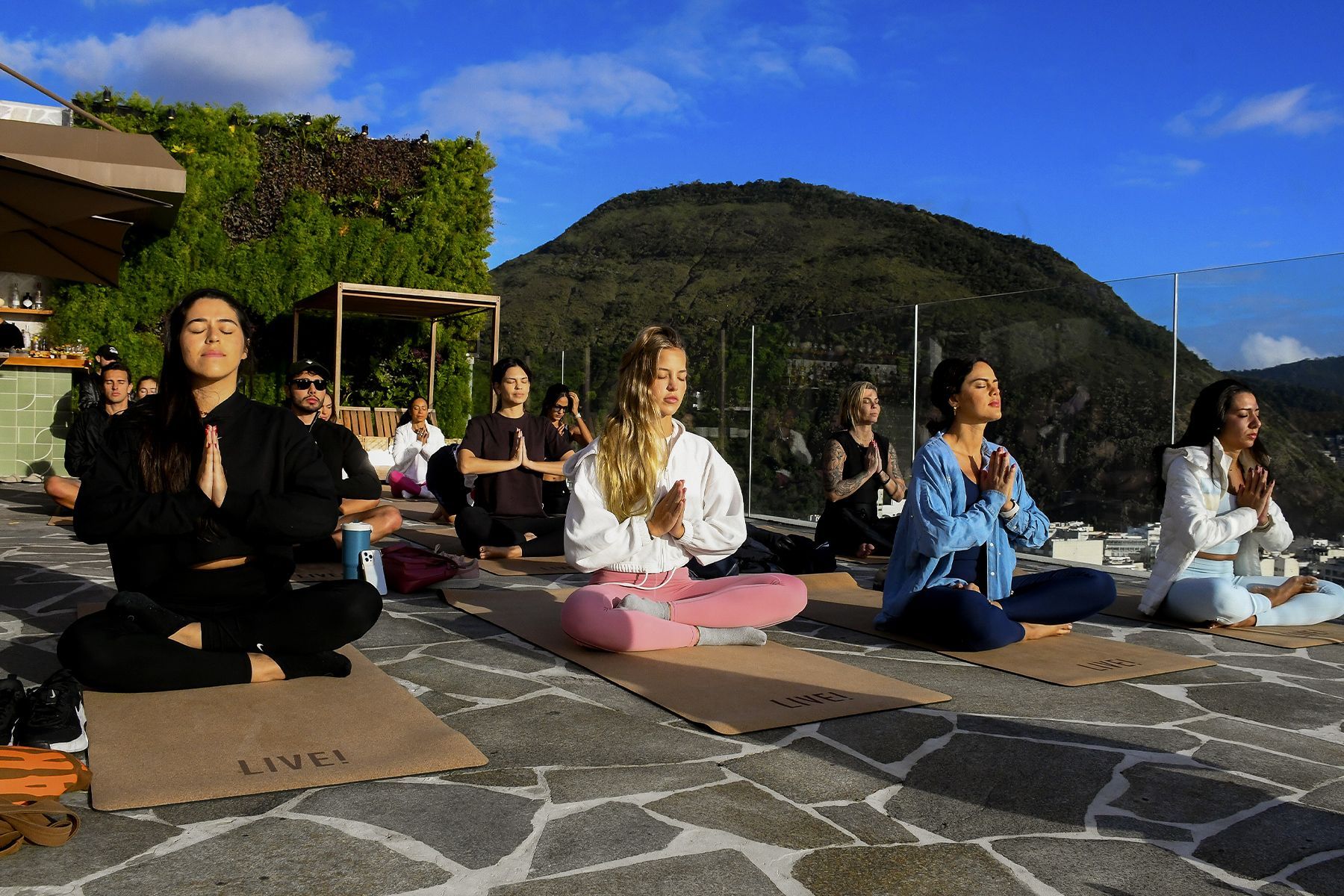 Duas mesas de massagem em uma sala com vista para o mar.