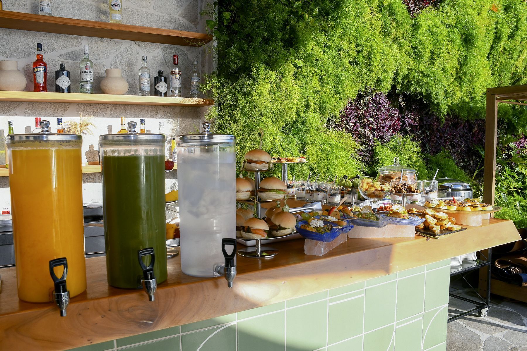 Uma mesa de massagem com vista para a praia e o oceano