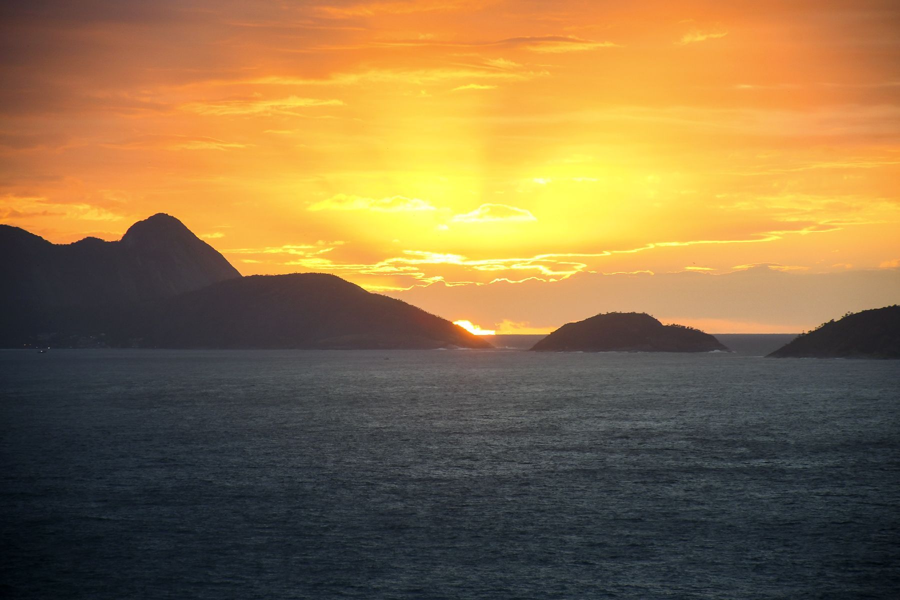 Uma mulher sorri enquanto recebe uma massagem em um spa
