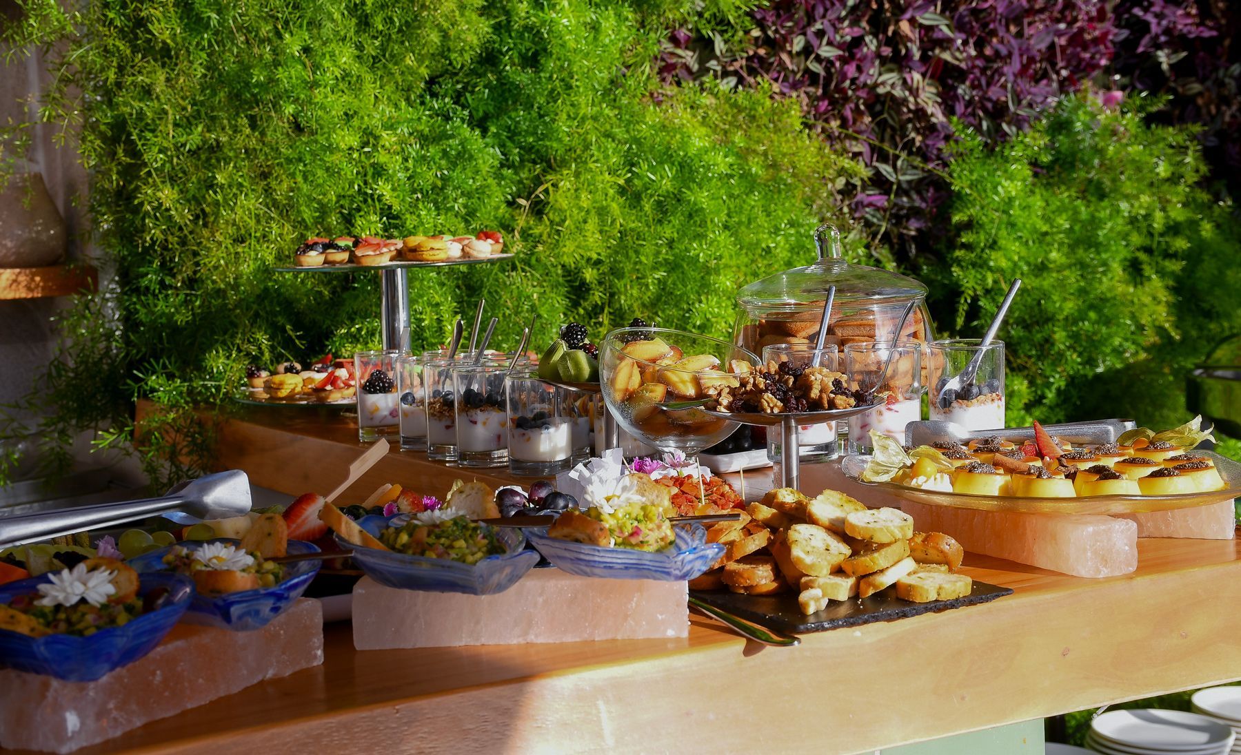 Uma sala grande com fileiras de cadeiras vermelhas e uma tela de projetor.