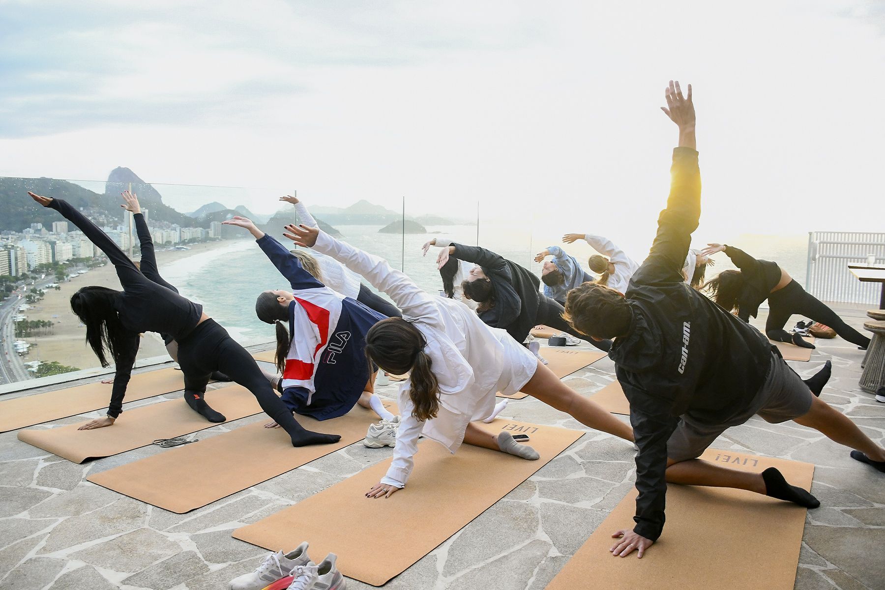 Uma pessoa está segurando um pote de pó na mão.