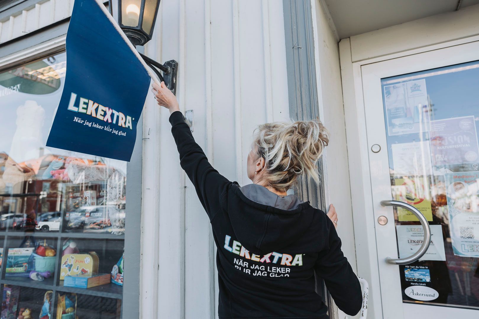 Lekextra ligger precis i hörnet på stora torget i Askersund
