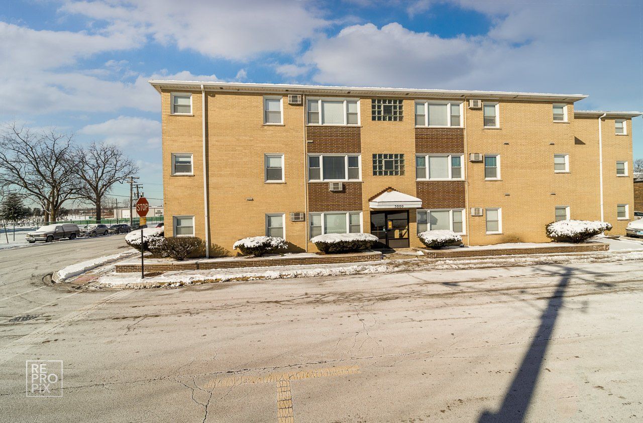 apartment building in Elgin, IL