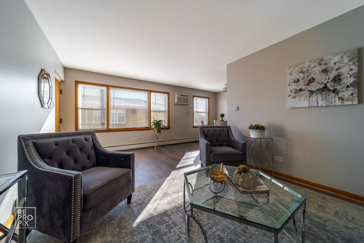 living room with carpet