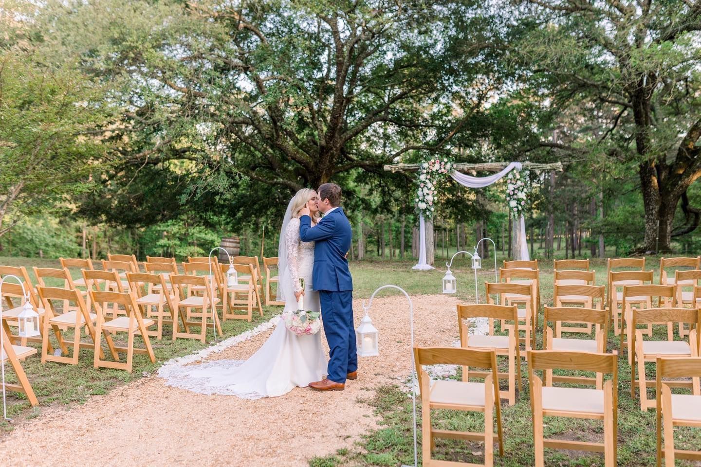 bride and groom ksising