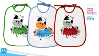 Tres baberos de bebé blancos con dibujos de vacas; detalles en verde, azul y rojo.