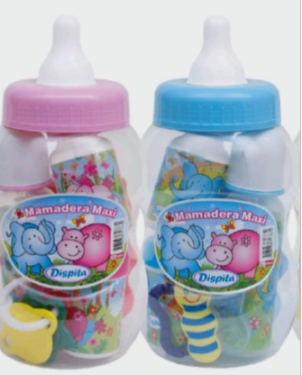 Juegos de regalo con forma de biberón de color rosa y azul con juguetes para bebé en su interior, cada uno con una etiqueta que muestra un elefante y un hipopótamo.