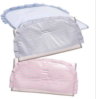 Tres fundas para cambiador apiladas, en azul, rosa y estampadas, con ribete de volantes.