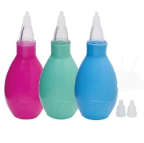 Tres aspiradores nasales coloridos para bebés: rosa, verde y azul, con puntas adicionales.