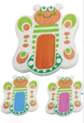Juguete para bebé con forma de mariposa, con detalles en naranja, verde, blanco, azul y rosa. Cara sonriente.