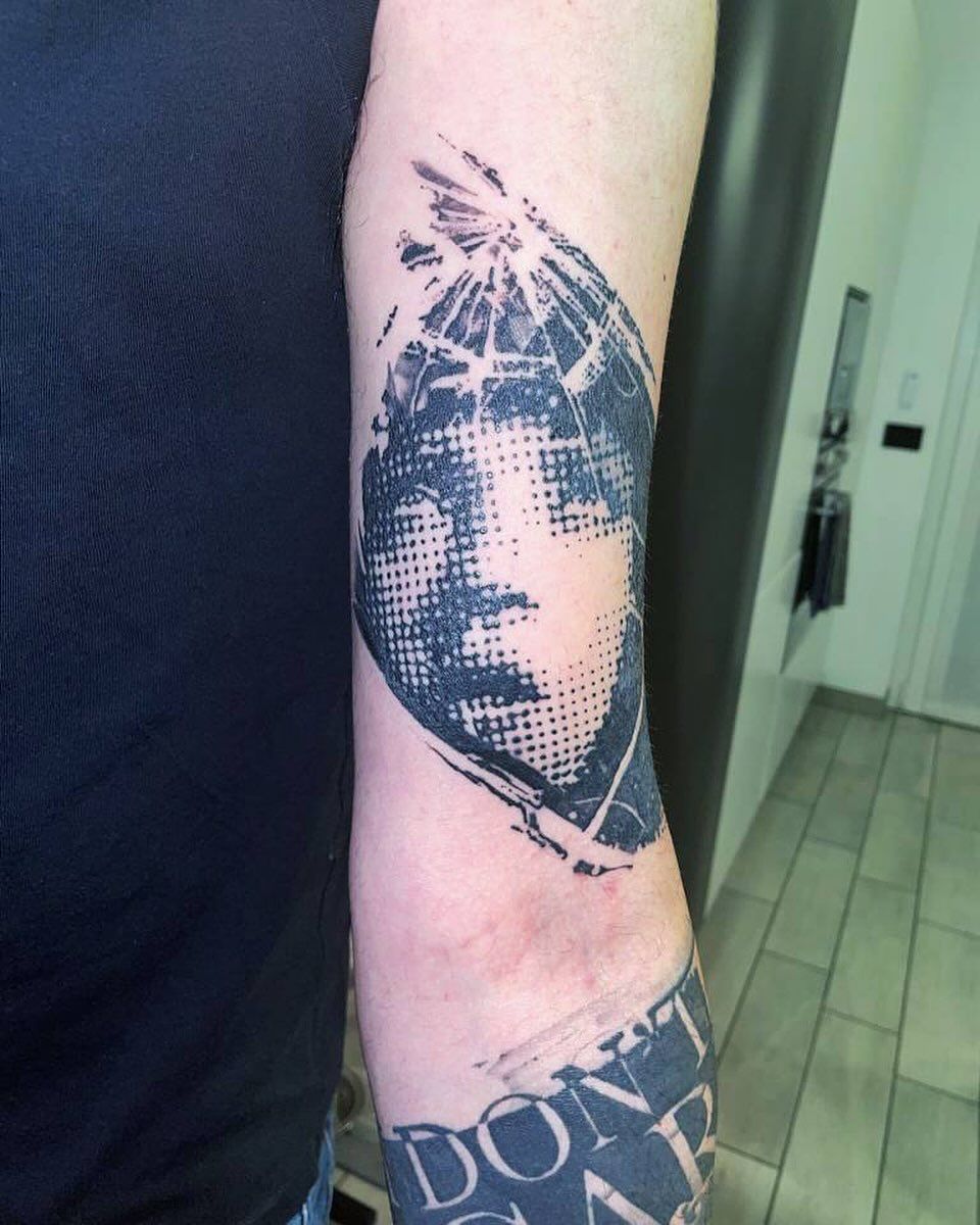 un primo piano di un tatuaggio sul braccio di un uomo