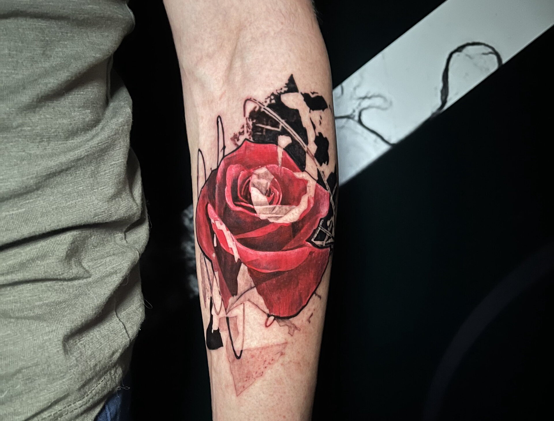 ragazza con tatuaggio di una rosa