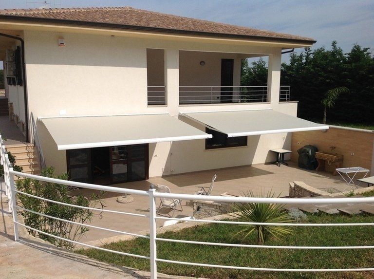 DUE TENDI DI UN GIARDINO DI CASA