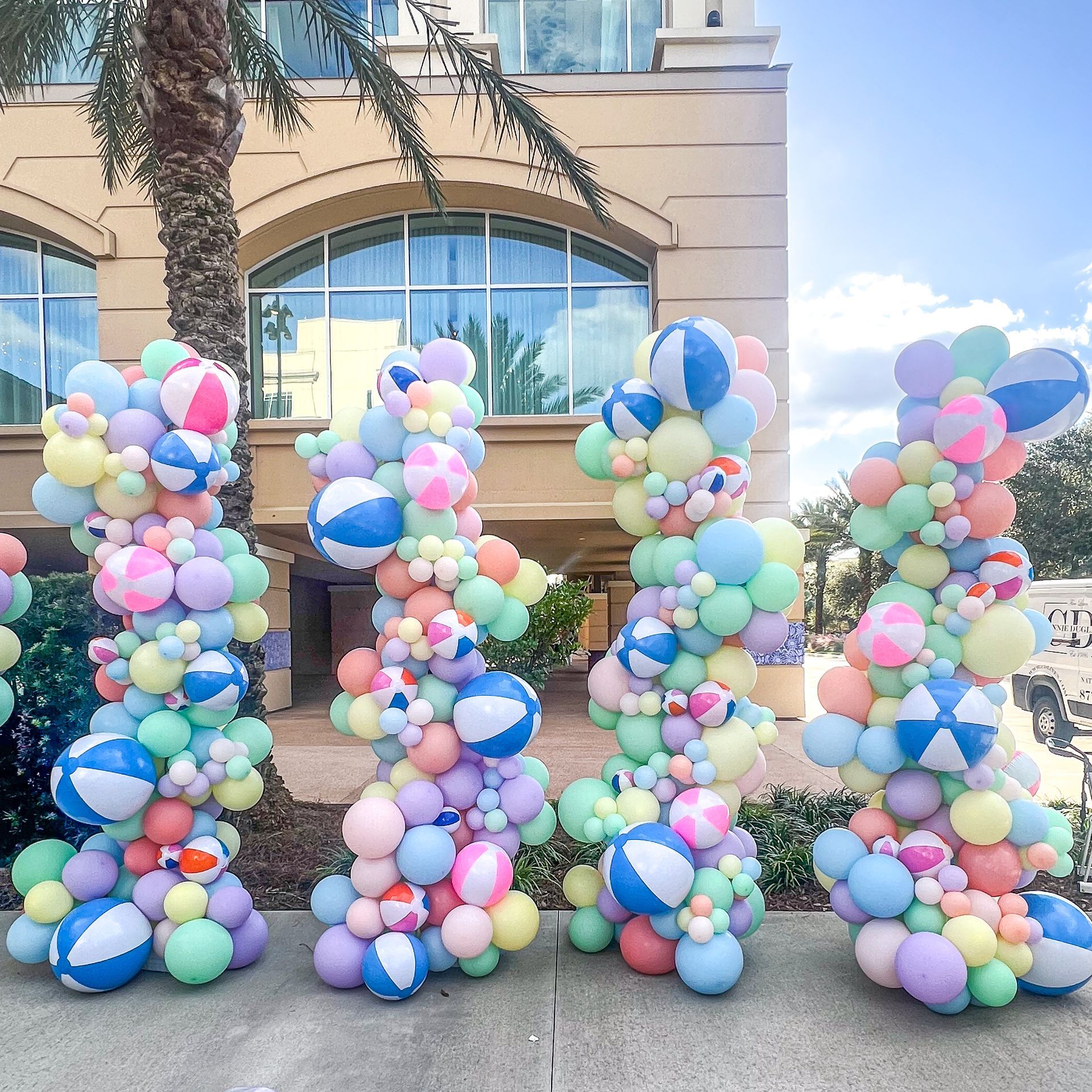 Orlando Balloon decor columns