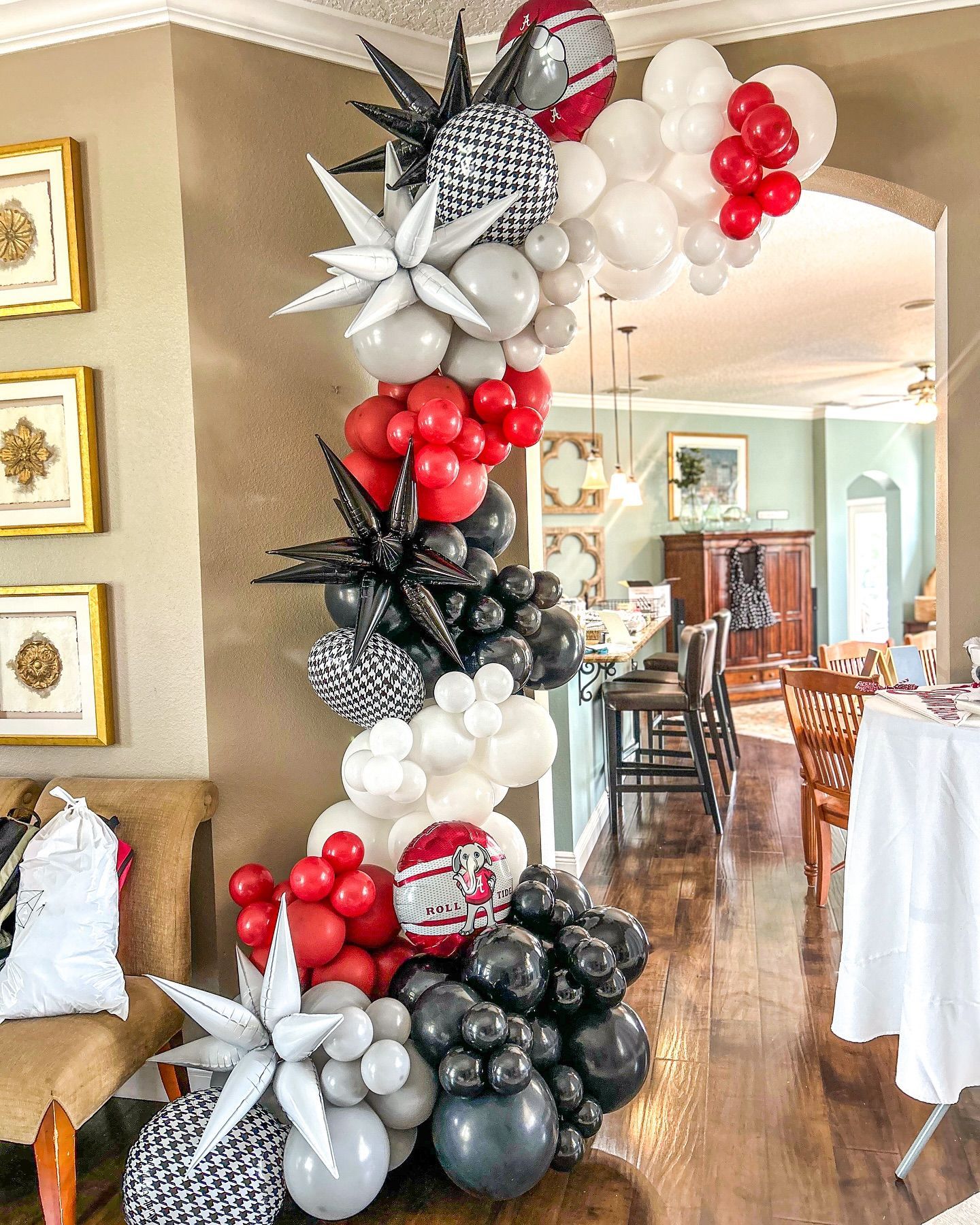 A room decorated with balloons and a sign that says gratitude