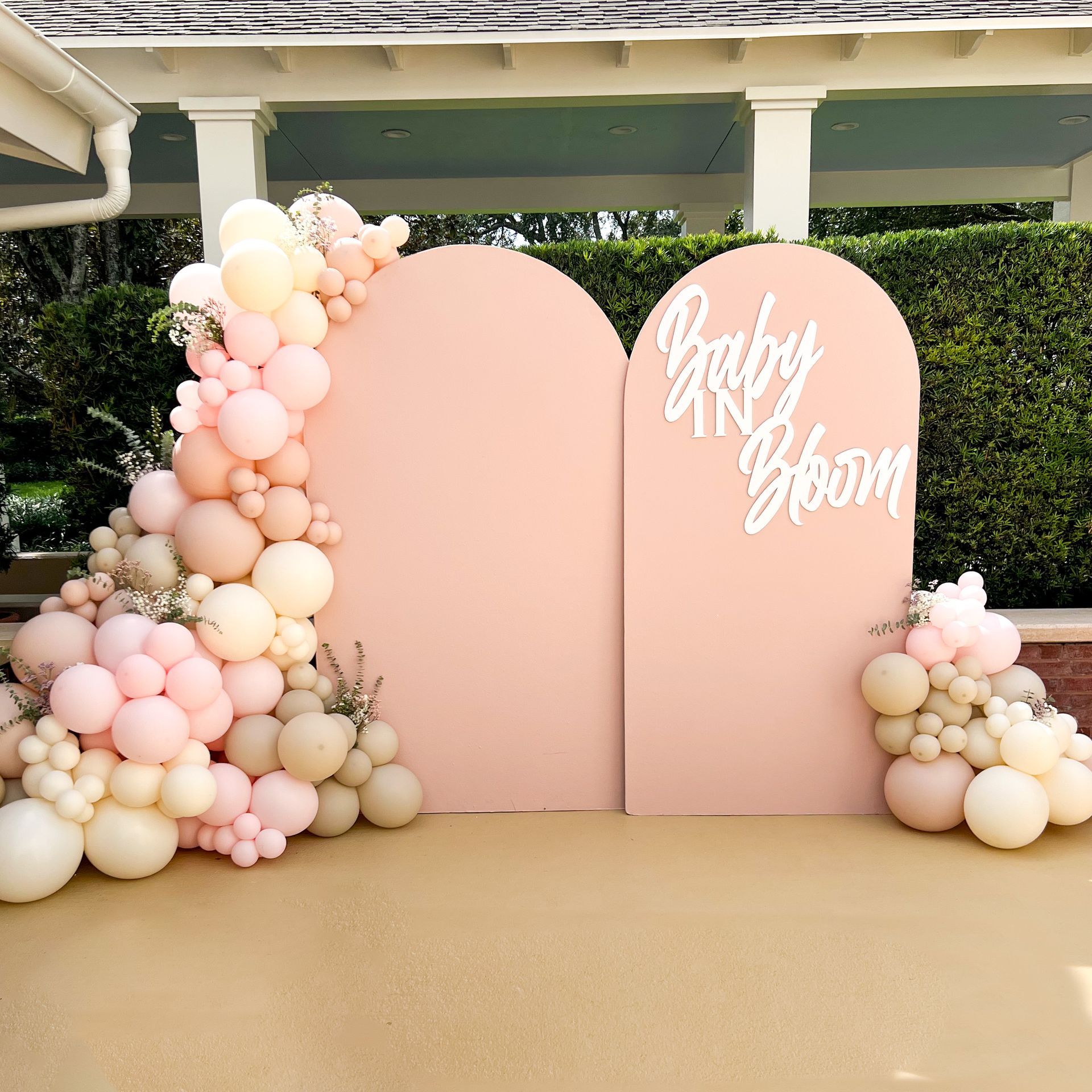 a baby shower backdrop with balloons and a sign that says baby boom