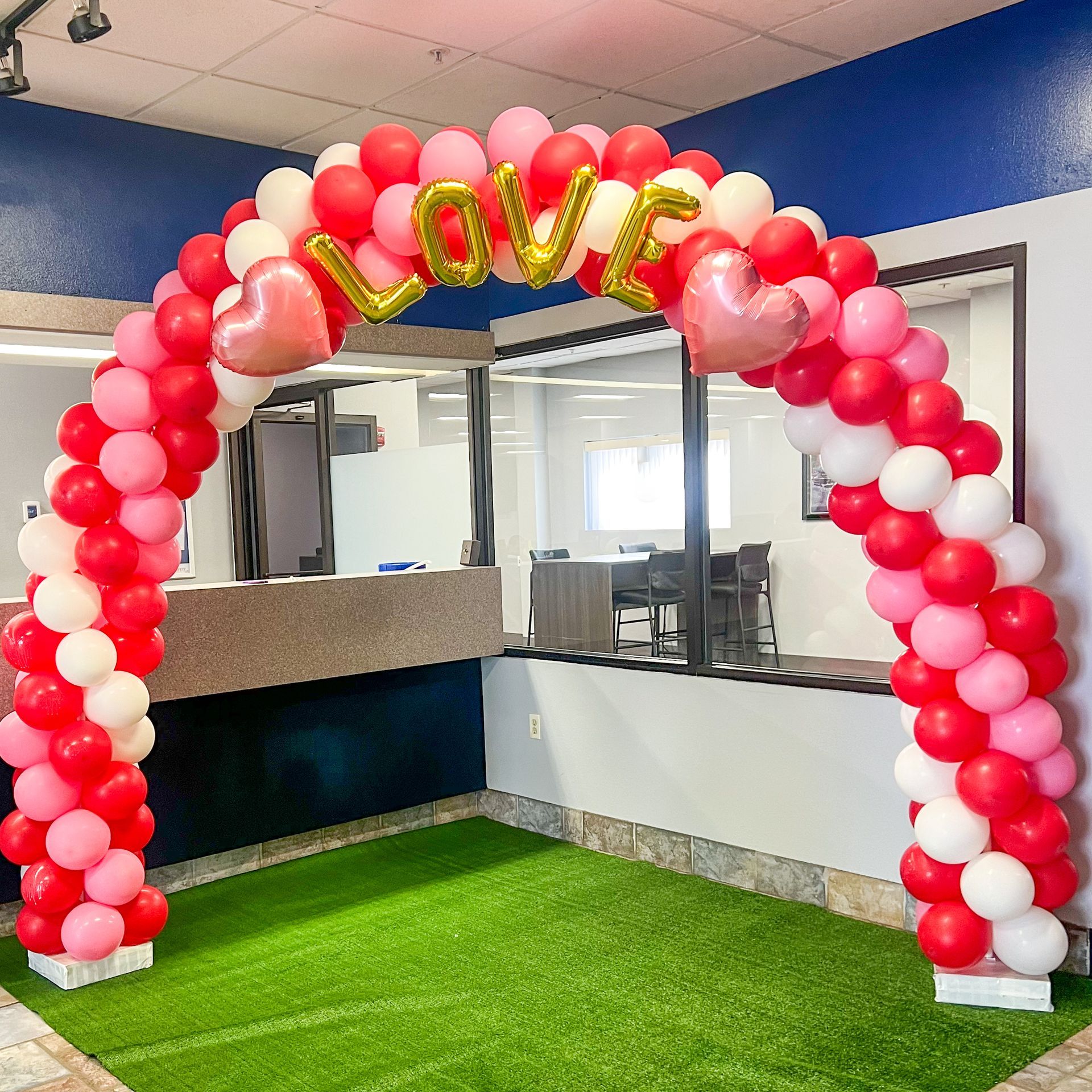 A balloon arch with the word love on it