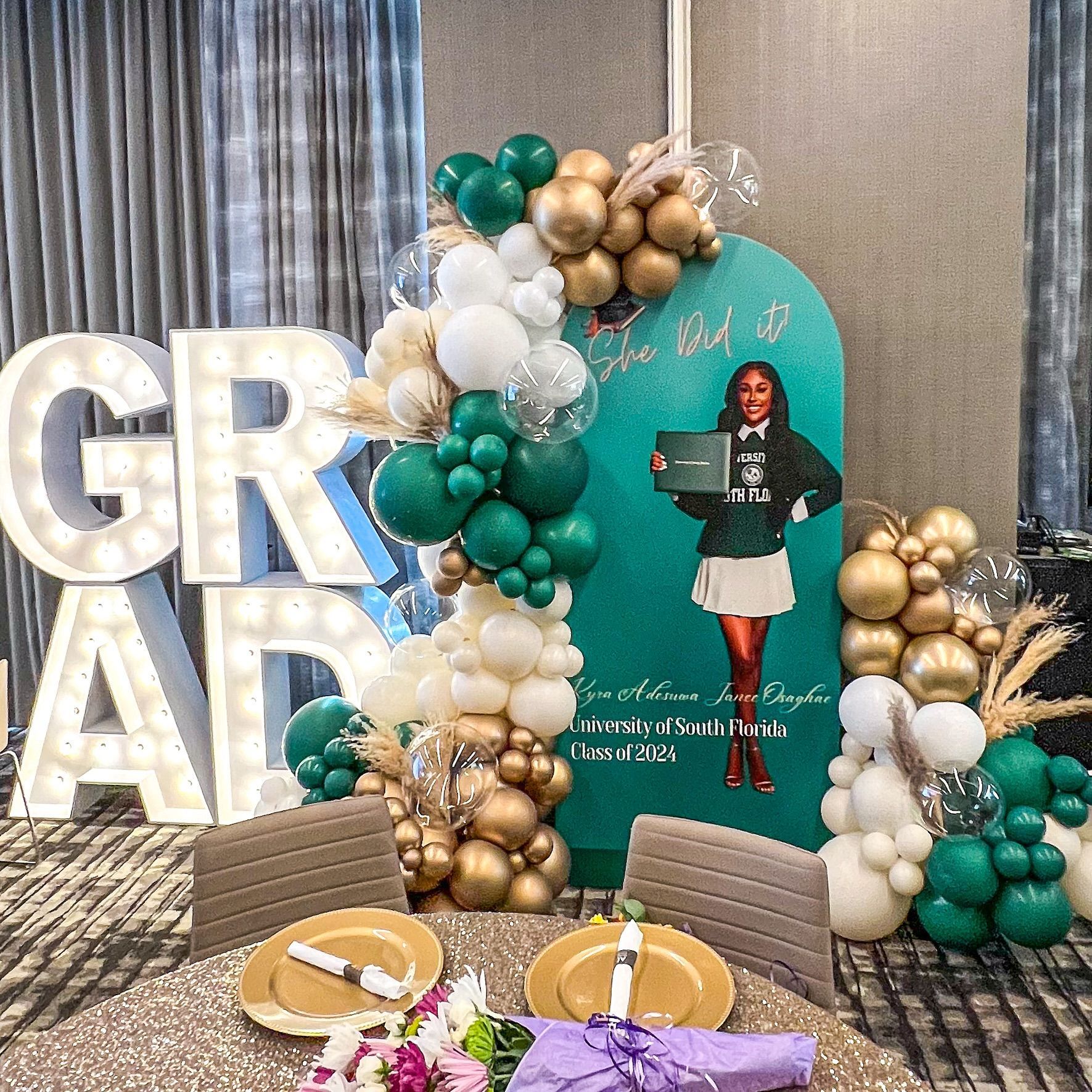 A room decorated with balloons and a sign that says gratitude
