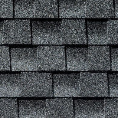 Gros plan sur des bardeaux de toiture en asphalte gris foncé disposés selon un motif répétitif