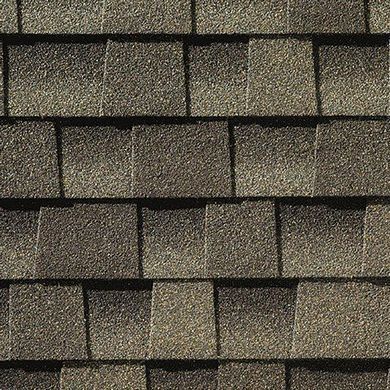 Gros plan sur des bardeaux de toiture en asphalte gris se chevauchant selon un motif décalé.