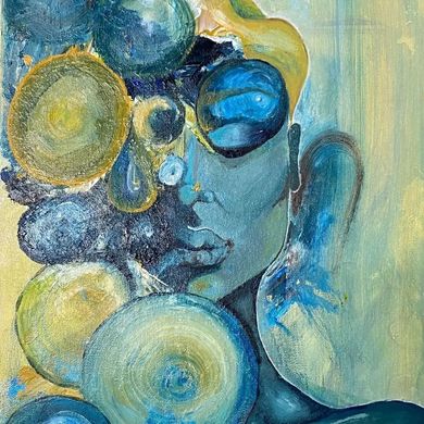 Abstracte schildering van een blauw gezicht omringd door gele en blauwe cirkelvormen op een gestructureerde achtergrond.