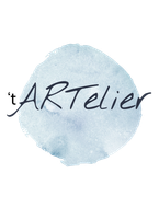 't ARTelier-logo met blauwe aquarel cirkel op de achtergrond