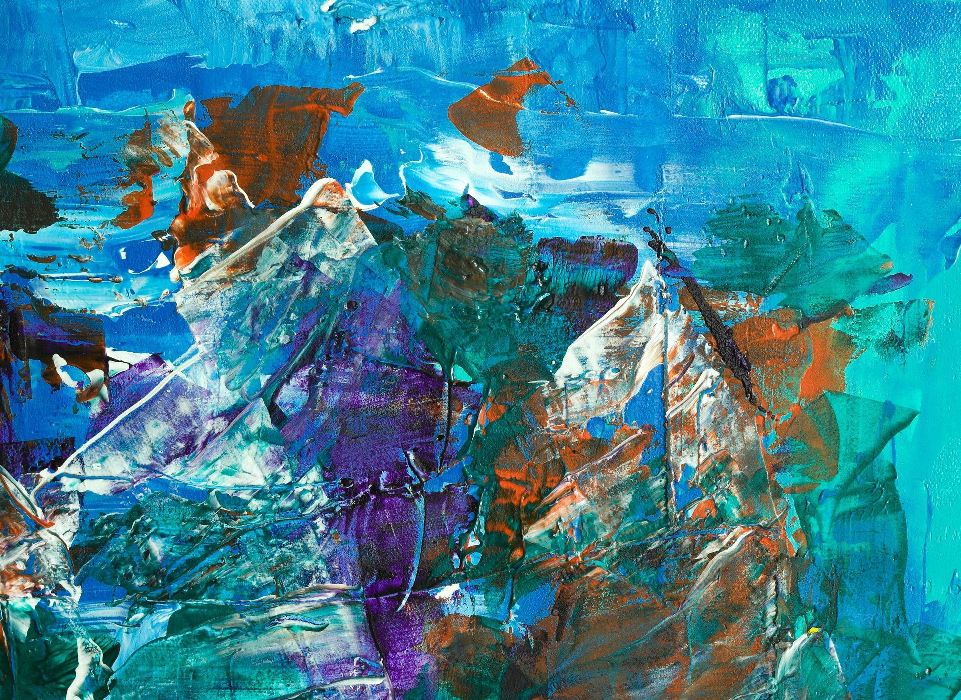 Abstract schilderij met blauwe, turquoise en paarse penseelstreken die een bergachtig tafereel vormen.