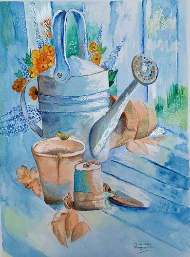 Aquarel stilleven van een waterkoker, lepel, kopjes en herfstbladeren op een blauwe tafel.