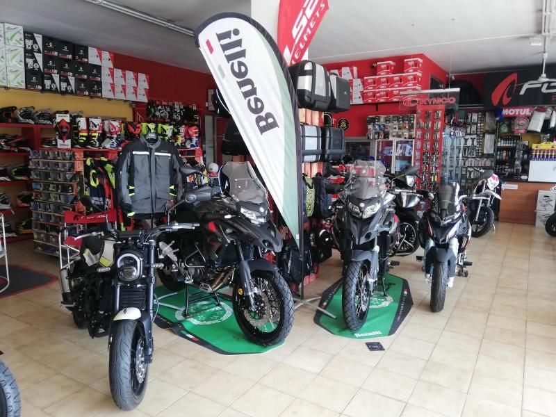 Showroom scooter